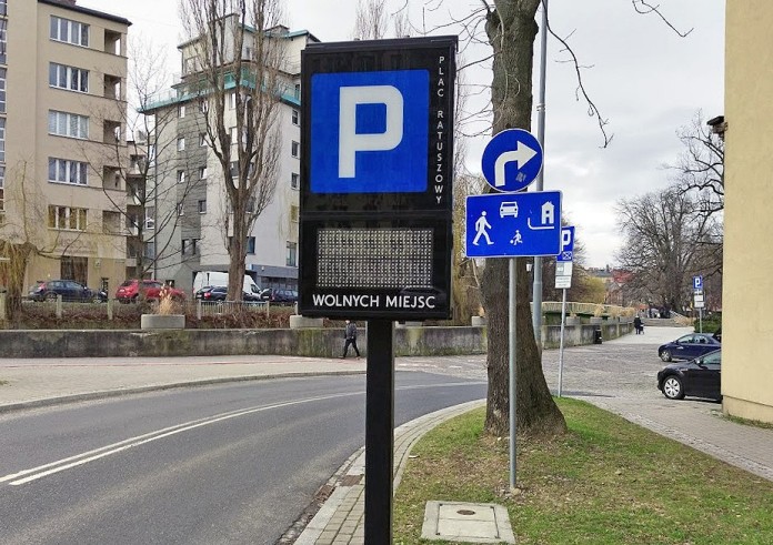 Parkingowy chaos na Placu Ratuszowym. MZD proponuje parkować „na skos”