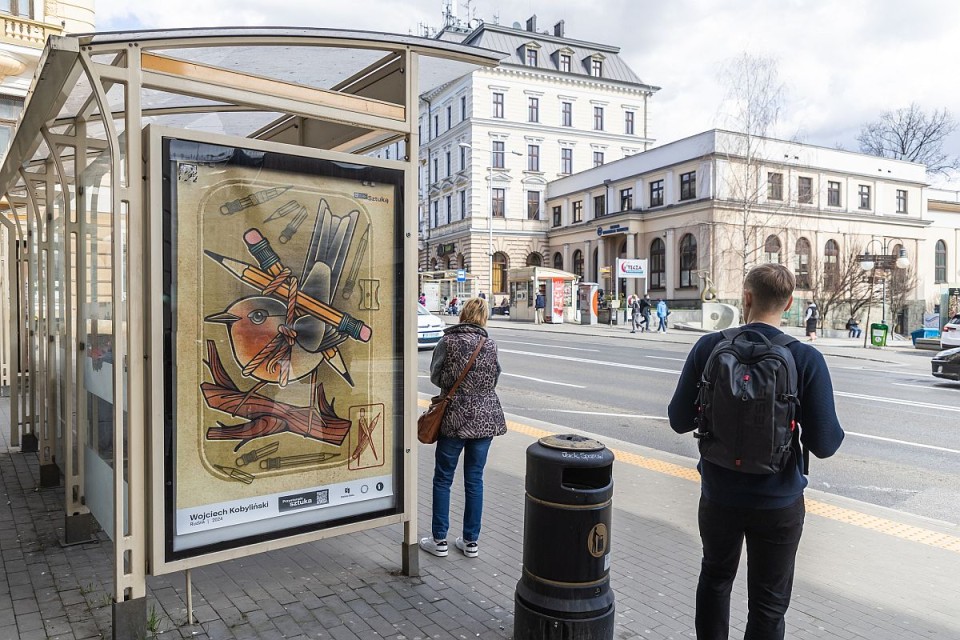 Prace bielskich artystów na autobusowych przystankach