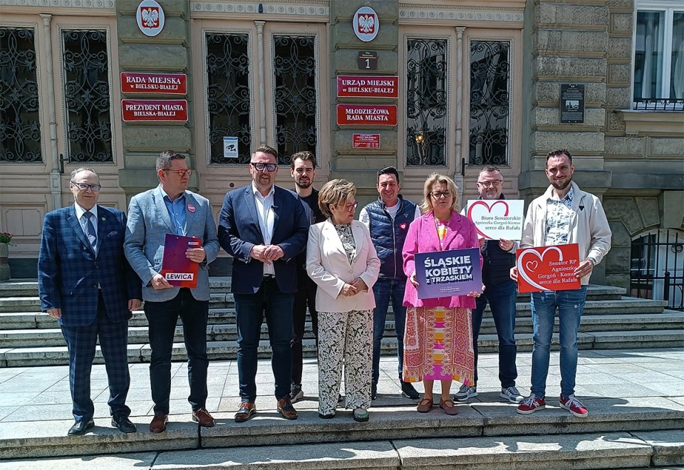 O wyborach na ratuszowych schodach