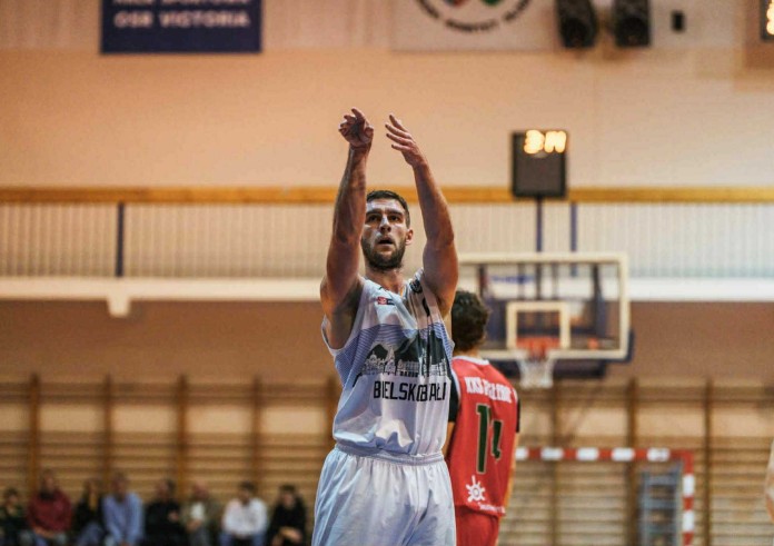 Ostatnia sekunda meczu, za 3 pkt. rzuca Mamcarczyk