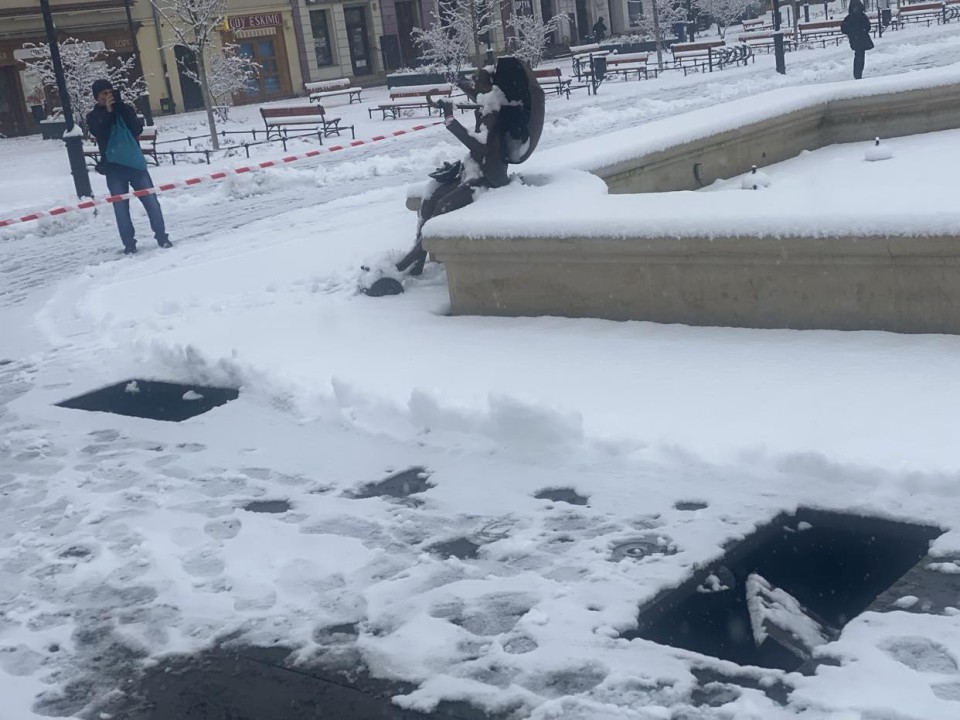 Tajemnicze zniszczenia na placu Wojska Polskiego. Co tam się stało?