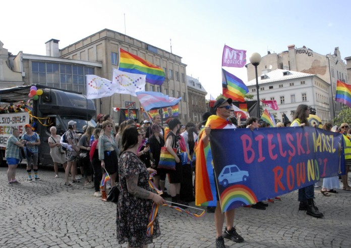 Tęczowy marsz w niebieskim kordonie [zdjęcia]