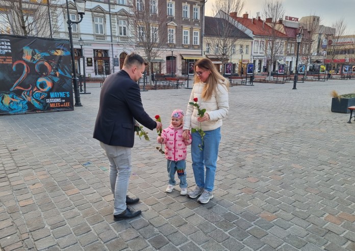 Róże w garniturze – niezwykła akcja w Bielsku-Białej