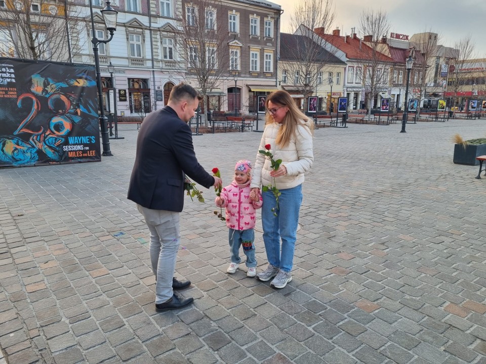 Róże w garniturze – niezwykła akcja w Bielsku-Białej