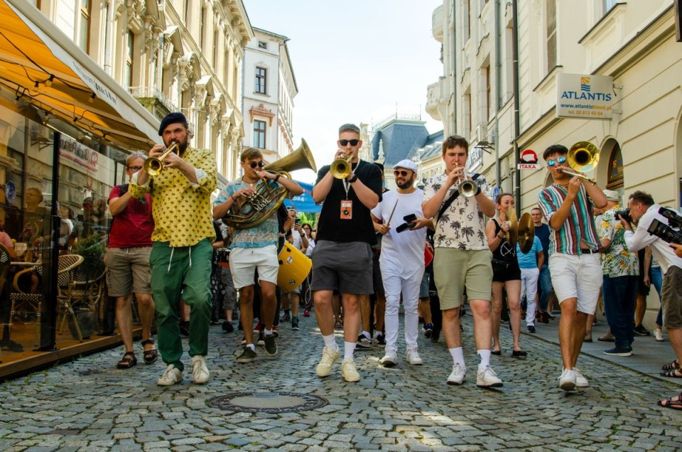 Radosna parada. Muzyka opanowała miasto. [zdjęcia]