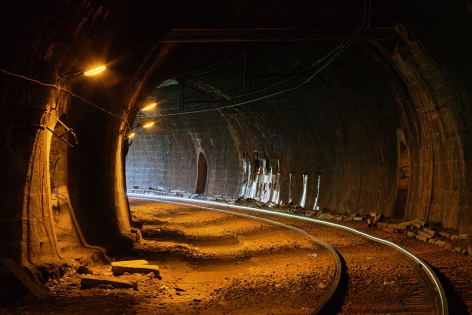 W tunelu wykoleił się pociąg