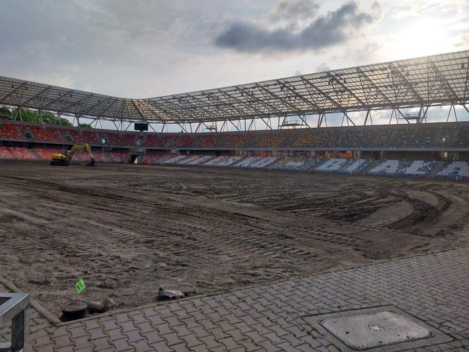 Trwa wymiana murawy na stadionie miejskim (zdjęcia)