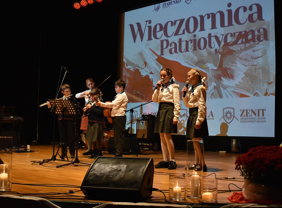 Ziarenko, Skała i patriotyczna Wieczornica [zdjęcia]