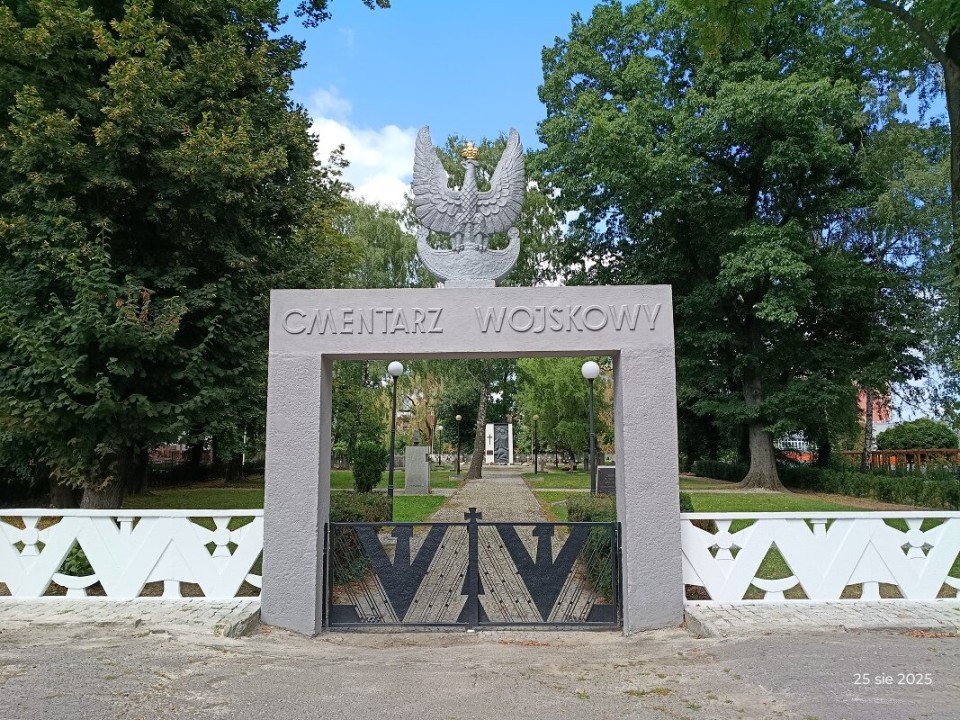 Brama Cmentarza Wojskowego jak nowa