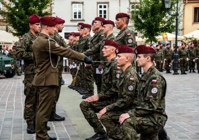 Apel i grochówka. Żołnierze i mieszkańcy wspólnie uczcili święto Wojska Polskiego [zdjęcia]