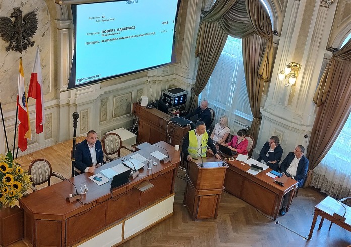 Dwie „imigracyjne” uchwały, Bąkiewicz i awantura w Ratuszu