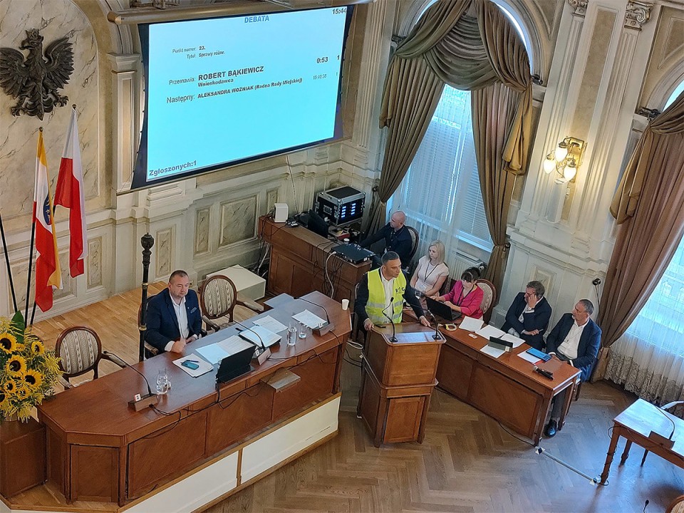 Dwie „imigracyjne” uchwały, Bąkiewicz i awantura w Ratuszu