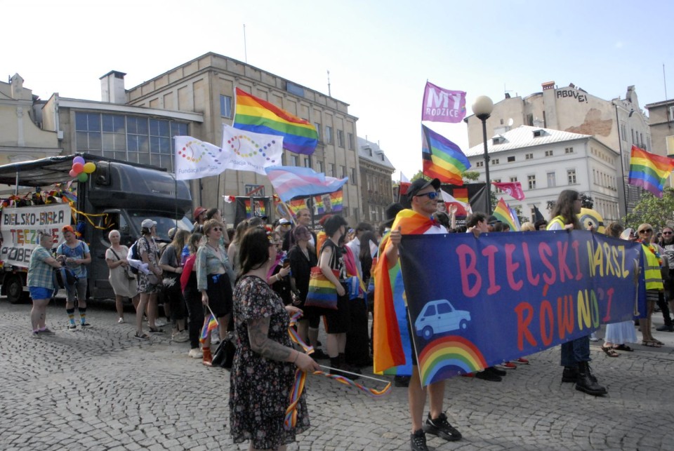 Tęczowy marsz w niebieskim kordonie [zdjęcia]