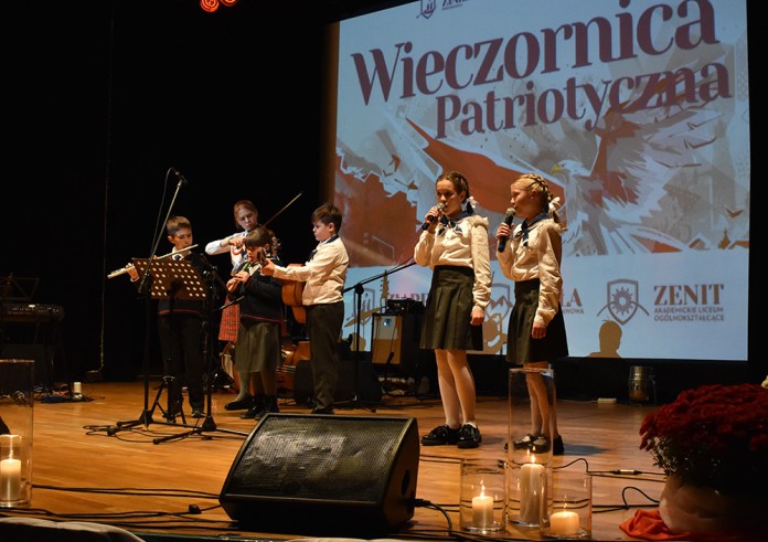 Ziarenko, Skała i patriotyczna Wieczornica [zdjęcia]