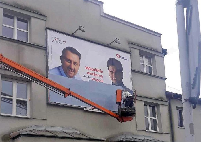 Zaklejają plakaty prezydenta. Wpadka sztabów Jarosława Klimaszewskiego