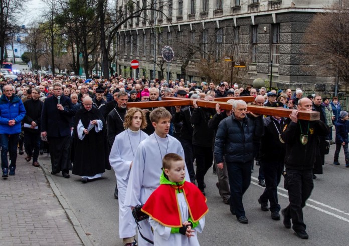 Tradycyjna droga krzyżowa przeszła ulicami miasta [zdjęcia]