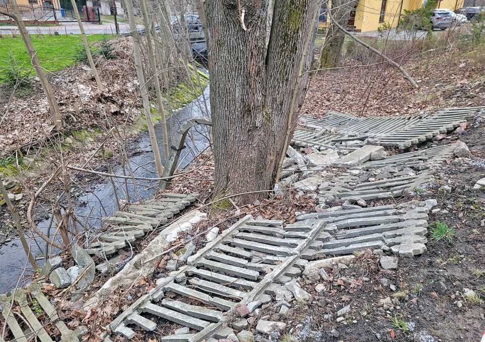 Betonowy płot zakopany przy potoku Olszówka. Możliwe kary!