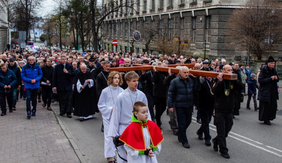 Tradycyjna droga krzyżowa przeszła ulicami miasta [zdjęcia]