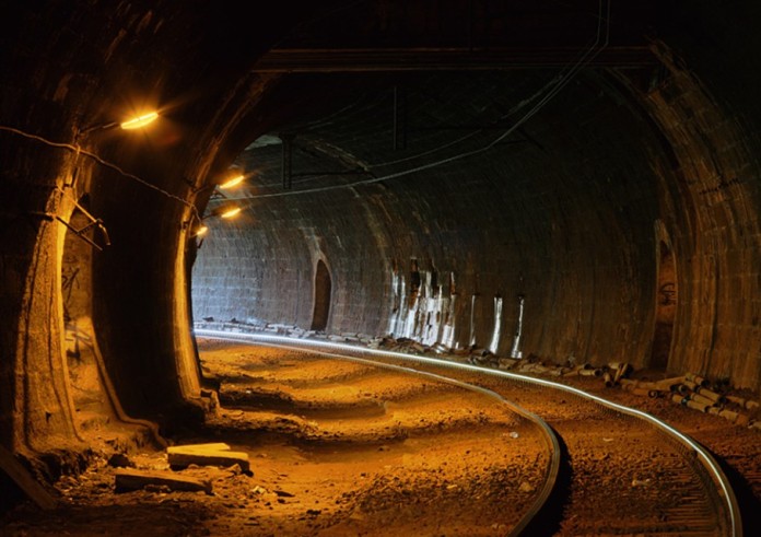 W tunelu wykoleił się pociąg