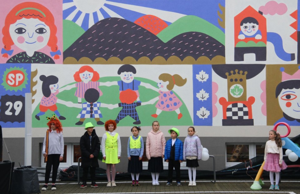 Mural z Korczakiem na szkole w Komorowicach