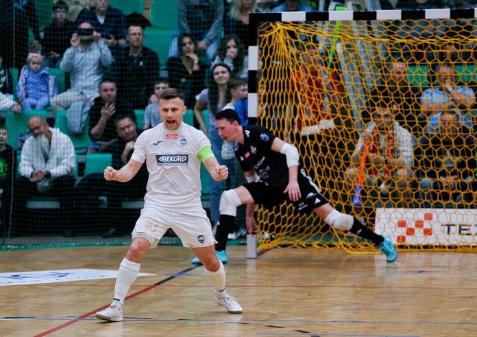 Zdecydowały karne. Rekord gra dalej!